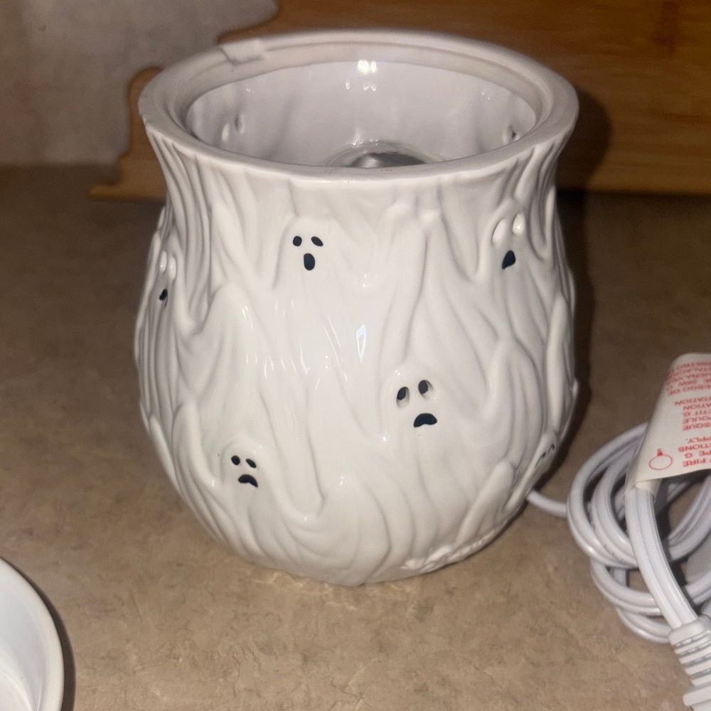 Scentsy White Ceramic Warmer Ghouls and Ghosts - Picture 6 of 11
